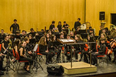 PONTEVEDRA, SPAIN - 8 Mayıs 2019: Manuel Quiroga Müzik Konservatuarı yerel müzik grubunun ücretsiz dayanışma konseri,.