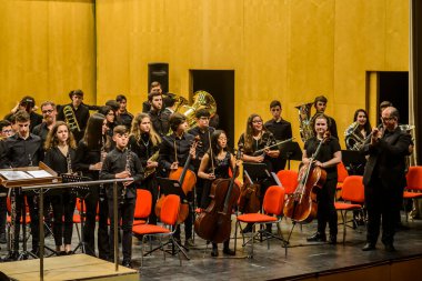 PONTEVEDRA, SPAIN - 8 Mayıs 2019: Manuel Quiroga Müzik Konservatuarı yerel müzik grubunun ücretsiz dayanışma konseri,.