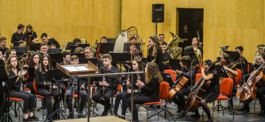 PONTEVEDRA, SPAIN - 8 Mayıs 2019: Manuel Quiroga Müzik Konservatuarı yerel müzik grubunun ücretsiz dayanışma konseri,.