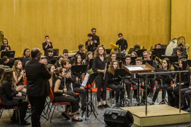 PONTEVEDRA, SPAIN - 8 Mayıs 2019: Manuel Quiroga Müzik Konservatuarı yerel müzik grubunun ücretsiz dayanışma konseri,.