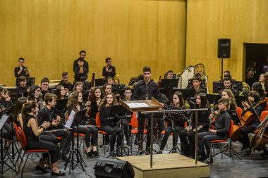 PONTEVEDRA, SPAIN - 8 Mayıs 2019: Manuel Quiroga Müzik Konservatuarı yerel müzik grubunun ücretsiz dayanışma konseri,.