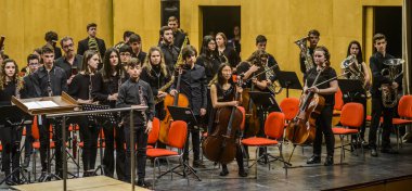 PONTEVEDRA, SPAIN - 8 Mayıs 2019: Manuel Quiroga Müzik Konservatuarı yerel müzik grubunun ücretsiz dayanışma konseri,.