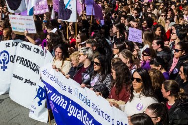 PONTEVEDRA, İspanya - 8 Mart 2019: İstismara ve kadın haklarının savunulmasına karşı feminist gösteri.