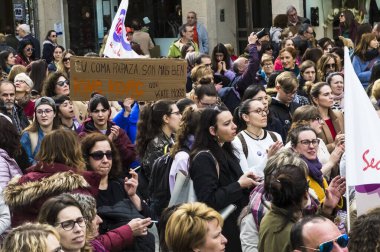 PONTEVEDRA, İspanya - 8 Mart 2019: İstismara ve kadın haklarının savunulmasına karşı feminist gösteri.