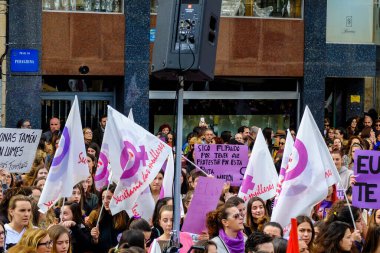 PONTEVEDRA, İspanya - 8 Mart 2019: İstismara ve kadın haklarının savunulmasına karşı feminist gösteri.