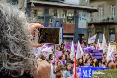 PONTEVEDRA, İspanya - 8 Mart 2019: İstismara ve kadın haklarının savunulmasına karşı feminist gösteri.
