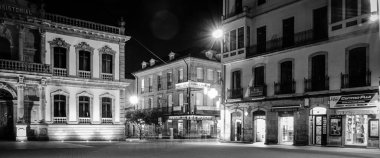 PONTEVEDRA, FEBRUARY 19, 2019: Eski belediye binasının bulunduğu yarı yaya meydanlarından birine bakın..