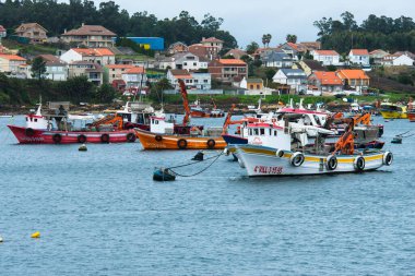 ILLA DE AROUSA, İspanya - 9 Şubat 2019: balıkçı tekneleri balıkçı limanında, adanın rıhtımlarından birine bir köprü ile bağlı.