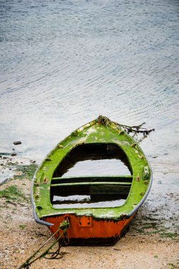 ISLA DE AROSA, 9 Şubat 2019: küçük balıkçı teknesi, Galiçya köyünün balıkçı limanına demir attı..