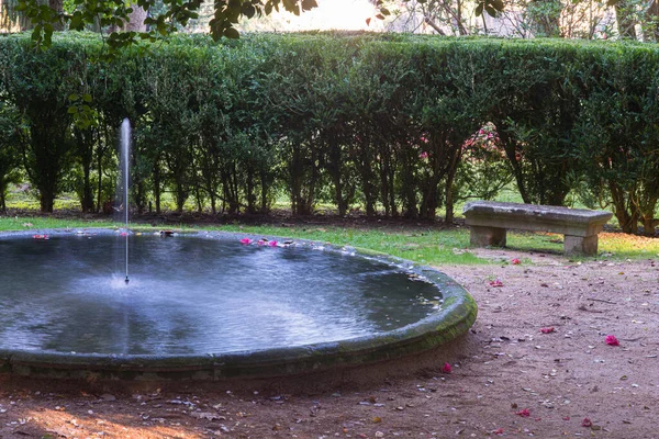 ガリシアのポンテベドラにあるサウトマイアー庭園の石の噴水 スペイン — ストック写真