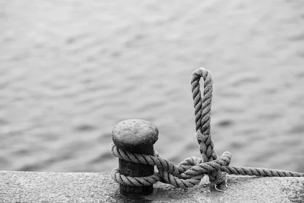 Detalhe Uma Corda Com Marinho Barco Pesca Ancorado Porto — Fotografia de Stock