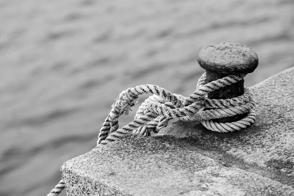 Detalle Una Cuerda Con Nudo Marino Barco Pesquero Anclado Puerto —  Fotos de Stock