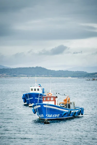 Illa Arousa Spanien Ruari 2019 Fiskebåtar Fiskehamnen Öns Bryggor Förbindelse — Stockfoto