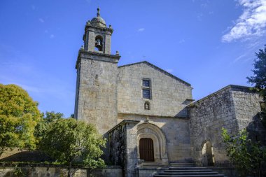 Ourense 'deki Bon Xesus de Trandeiras Manastırı (İspanya), ilk rönesans ve Gotik unsurlardan beri kilise ve manastırı muhafaza etmektedir..