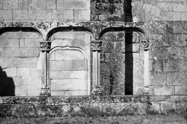 Ourense 'deki Bon Xesus de Trandeiras Manastırı (İspanya), ilk rönesans ve Gotik unsurlardan beri kilise ve manastırı muhafaza etmektedir..