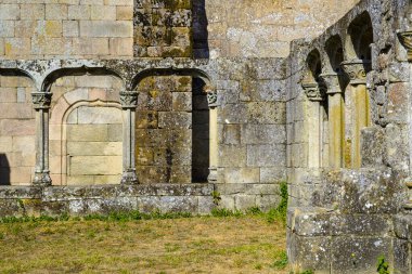 Ourense 'deki Bon Xesus de Trandeiras Manastırı (İspanya), ilk rönesans ve Gotik unsurlardan beri kilise ve manastırı muhafaza etmektedir..