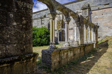 Ourense 'deki Bon Xesus de Trandeiras Manastırı (İspanya), ilk rönesans ve Gotik unsurlardan beri kilise ve manastırı muhafaza etmektedir..