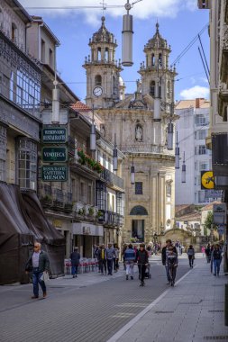 PONTEVEDRA, SPAIN - 7 Ekim 2018: Arka planda La Virgen Peregrina kilisesi olan yarı yaya caddesi Michelena manzarası.