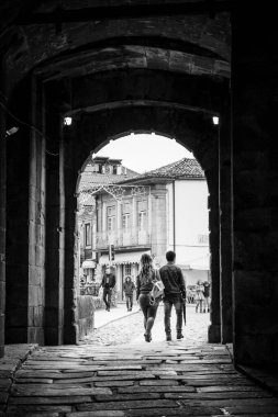 VALENA DO MINHO, PORTUGAL - 18 Kasım 2018: Eski bir savunma yapısı olan A Fortaleza 'nın ticari sokaklarından birinde yürüyen insanlar.