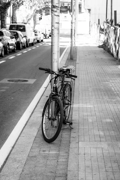 Pontevedra Espanha Outubro 2018 Uma Bicicleta Estacionada Poste Iluminação Uma — Fotografia de Stock