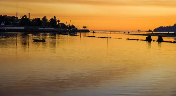 Vista Una Puesta Sol Ría Pontevedra Una Estructura Formada Por —  Fotos de Stock