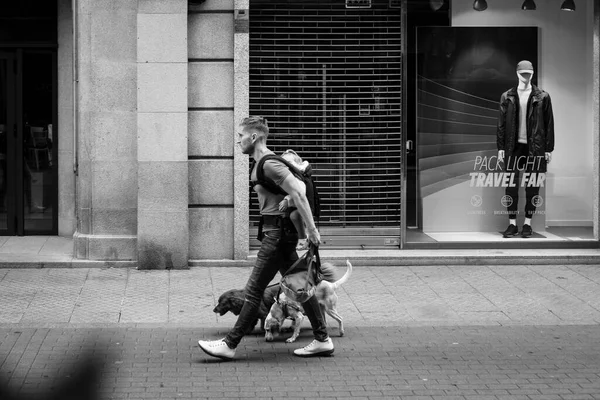 Pontevedra Spain 2018年10月7日 一名年轻人带着两只狗走过城市的一条街道 — 图库照片