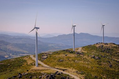 CAMBESES, SPAIN - 25 Ağustos 2018: Galiçya 'daki Sierra de Cando' da elektrik rüzgar türbinleri (İspanya))