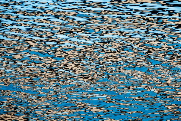 Reflexionen Des Wassers Durch Sonnenstrahlen Und Kleine Wellen — Stockfoto