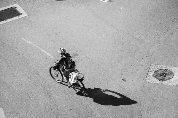 Pontevedra Espanha Agosto 2018 Uma Pessoa Anda Bicicleta Lançando Sua — Fotografia de Stock