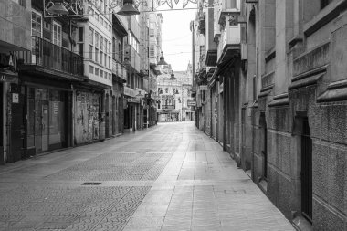 PONTEVEDRA, İSPA - 12 Ağustos 2018: Kentteki sayısız yaya caddesinden birini görün.