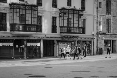 PONTEVEDRA, İSPA - 12 Ağustos 2018: Kentteki sayısız yaya caddesinden birini görün.