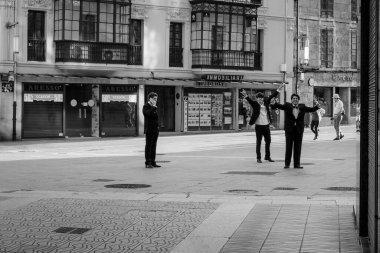 PONTEVEDRA, İspanya - 12 Ağustos 2018: Şehrin sayısız yaya caddelerinden birinde bir grup genç kamerayı memnuniyetle selamlıyor.