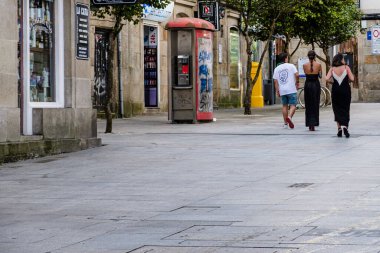 PONTEVEDRA, İSPA - 12 Ağustos 2018: Kentteki sayısız yaya caddesinden birini görün.