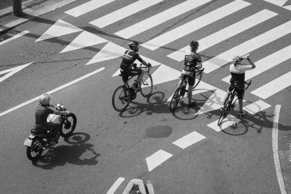 Pontevedra Espanha Agosto 2018 Três Ciclistas Motociclista Esperam Que Semáforo — Fotografia de Stock