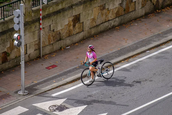 Pontevedra Spanien August 2018 Kvinna Racercykel Väntar Trafikljuset För Att — Stockfoto