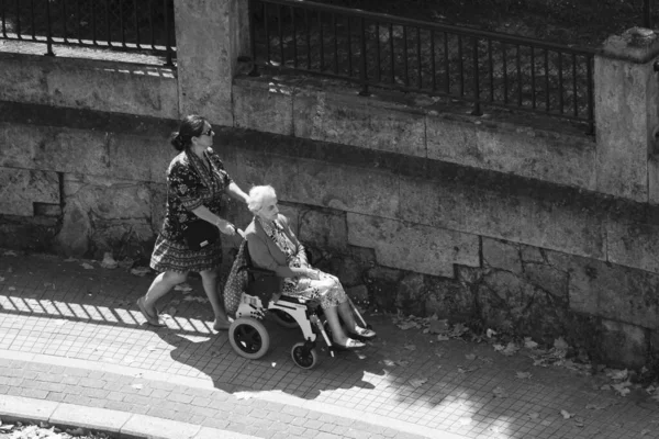 Pontevedra Espagne Août 2018 Une Femme Pousse Fauteuil Roulant Avec — Photo