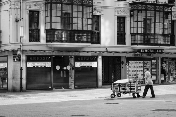 Pontevedra Hiszpania Sierpnia 2018 Człowiek Popycha Wózek Pełen Przedmiotów Przez — Zdjęcie stockowe