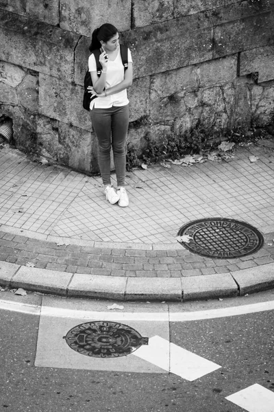 Pontevedra Espanha Agosto 2018 Uma Jovem Fala Telefone Enquanto Espera — Fotografia de Stock