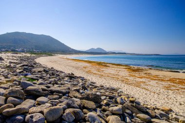 Galiçya Özerk Topluluğu 'nda (İspanya) Muros yakınlarındaki Larinho plajı manzarası)