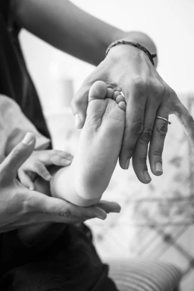 Woman Hand Holds Small Foot Baby — Stock Photo, Image