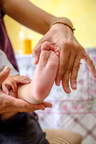 Woman Hand Holds Small Foot Baby — Stock Photo, Image