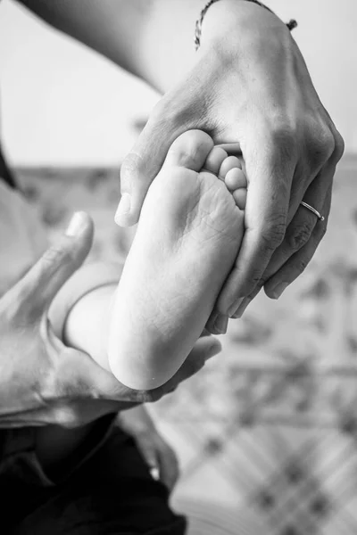 Woman Hand Holds Small Foot Baby — Stock Photo, Image