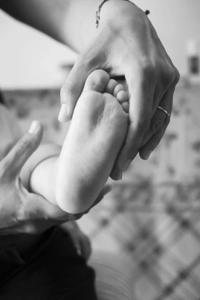 Woman Hand Holds Small Foot Baby — Stock Photo, Image