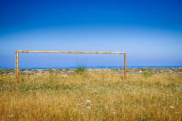 İspanya 'nın La Corua eyaletinde Larinho, Carnota yakınlarında terk edilmiş bir futbol sahası..