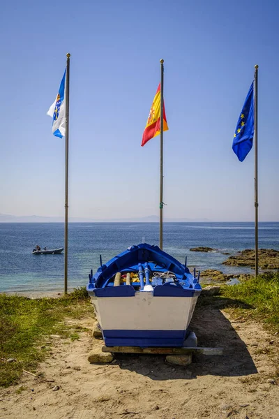 Muros Espanha Julho 2018 Barco Pesca Encalhado Costa Junto Bandeiras — Fotografia de Stock
