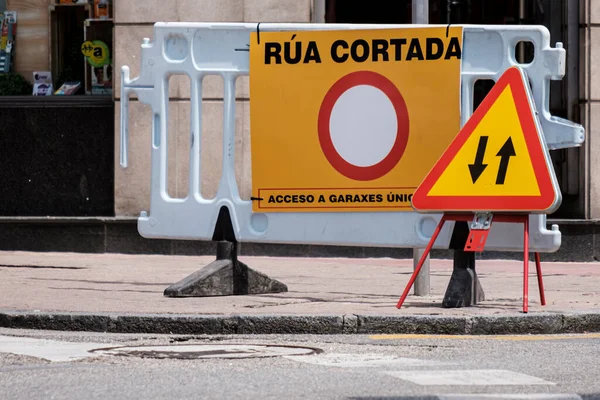 Pontevedra Spanien Juli 2018 Trafikskyltar Som Visar Stängd Gata Och — Stockfoto