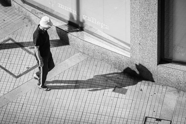 Pontevedra España Julio 2018 Hombre Observa Sombra Acera Mientras Camina — Foto de Stock
