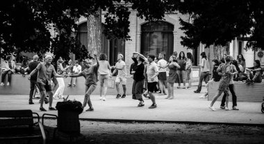 LA GARRIGA, İspanya - 8 Eylül 2019: Şehir meydanlarından birinde çok sayıda insan sokakta dans ediyor.