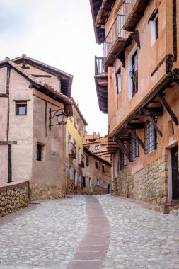 İspanya 'nın orta doğu bölgesinin tepelerinde, Guadalaviar nehrinin bir kıvrımında yer alan Albarracin kasabası. Orta Çağ 'a kadar uzanan yüksek surlar, komşu yamaçlara hakim..