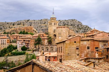 İspanya 'nın orta doğu bölgesinin tepelerinde, Guadalaviar nehrinin bir kıvrımında yer alan Albarracin kasabası. Orta Çağ 'a kadar uzanan yüksek surlar, komşu yamaçlara hakim..